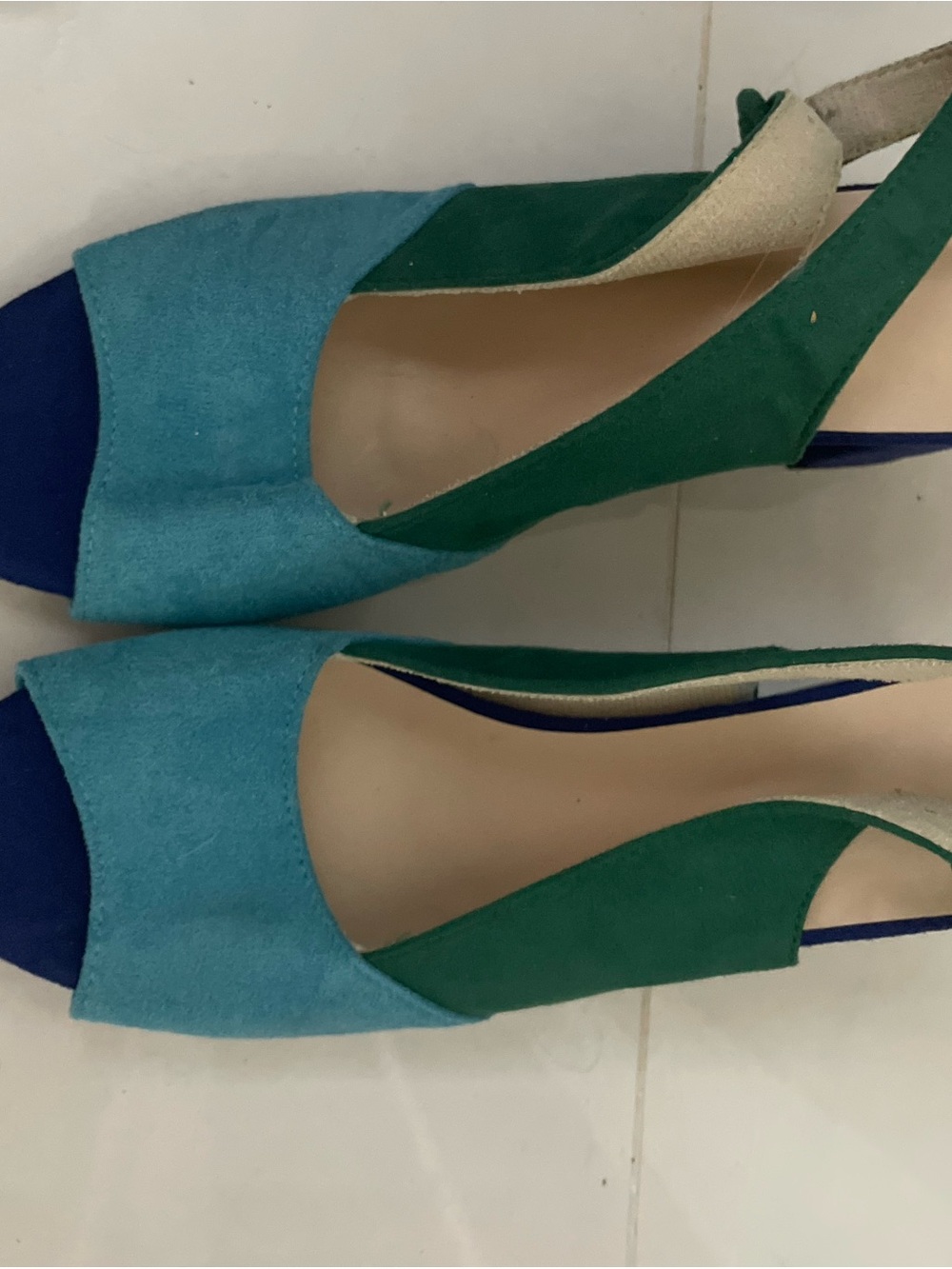 PRICING IS FIRM!!!!! NEVER WORN!!!! Teal & Green Colorblock Slingback Heels
